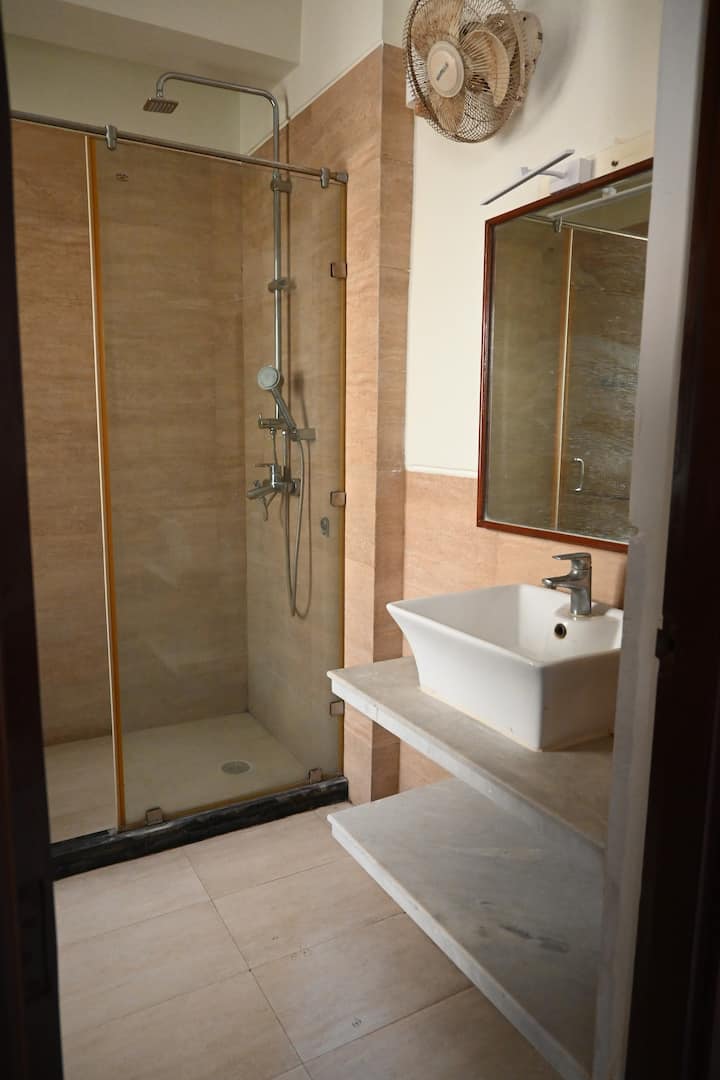Full bathroom 1 at Aqua Bungalow — photo 1